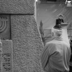 Am Gedenkstein zum Gedenken an die ehem Hauptsynagoge. Foto: L. Soussana